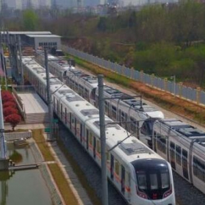 首列“武汉造”100公里A型地铁车辆下线